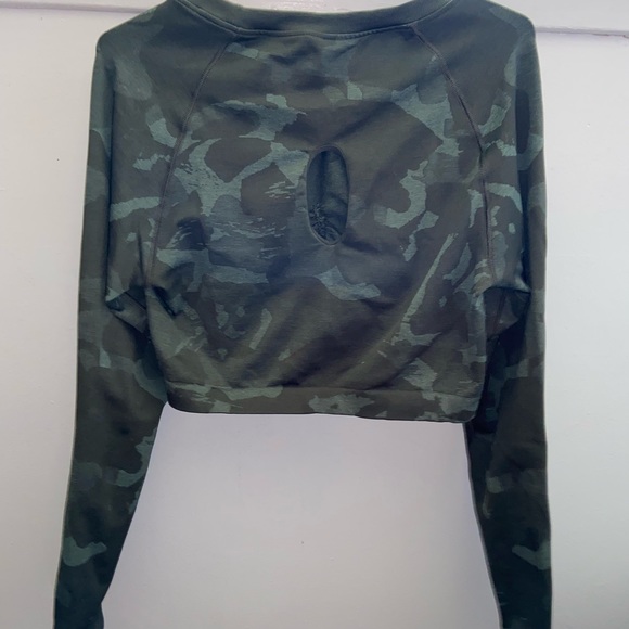 Gymshark long sleeve crop top in dark green camo - Picture 2 of 2
